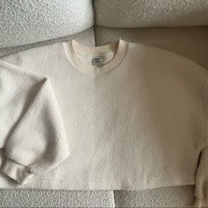 Aritzia Sunday Best Cream Fuzzy Comfy Cropped Crewneck (M)